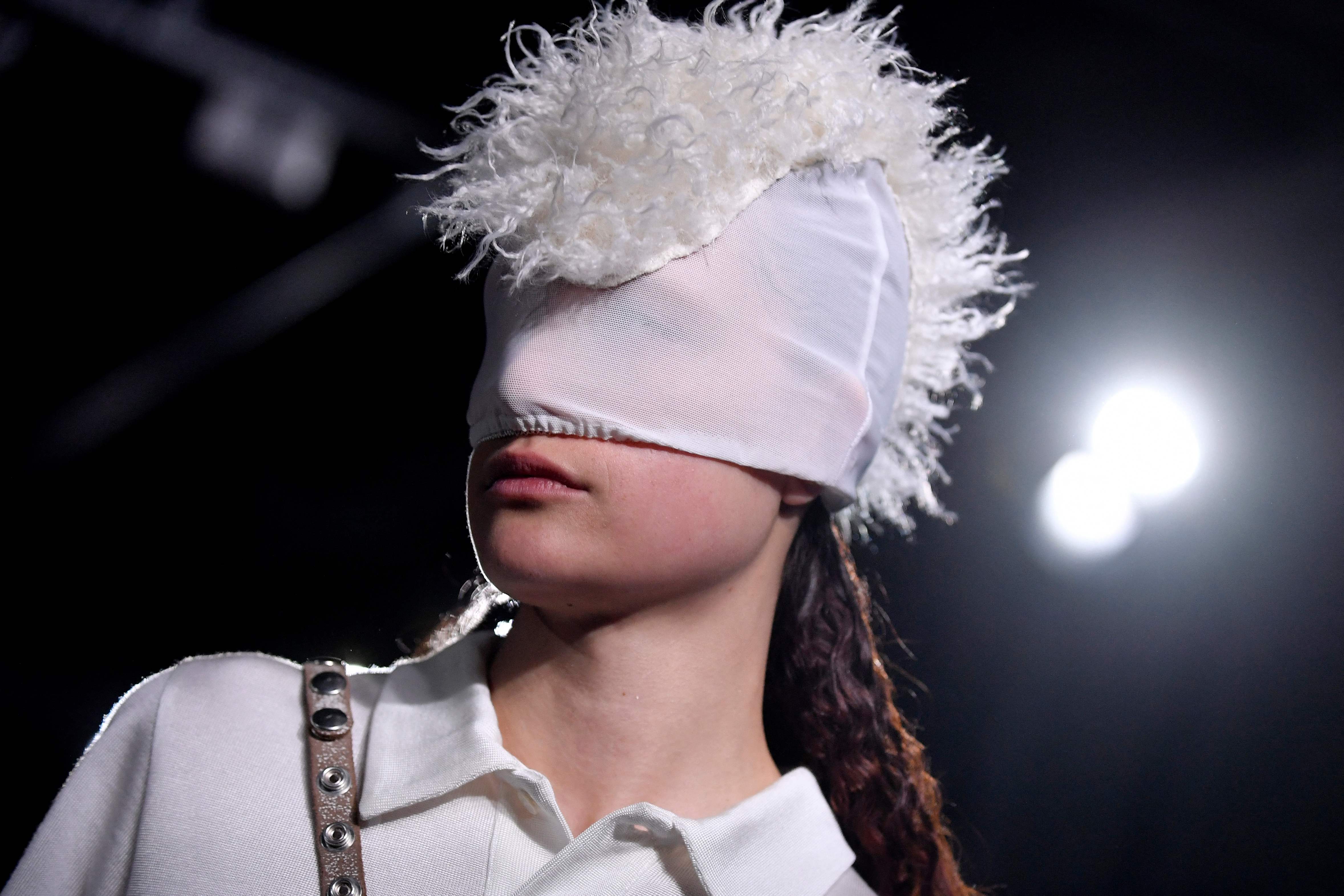 2018夏季国际时装周晚礼服t台秀,时装周红色冬季搭配走秀