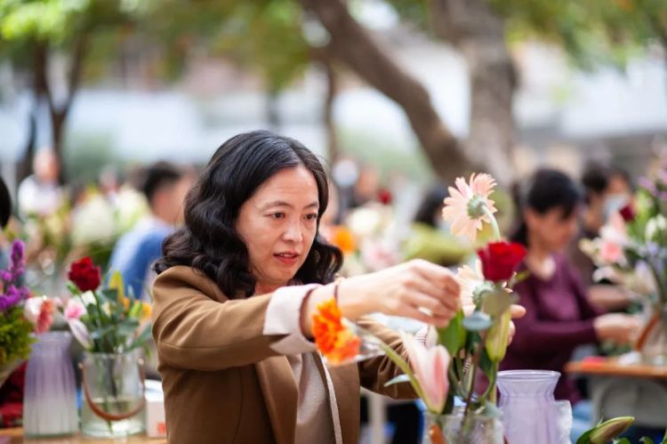 光明区高级中学举办“花样人生，最美是你”花艺沙龙活动，借用花木展现光高女教师高雅情怀