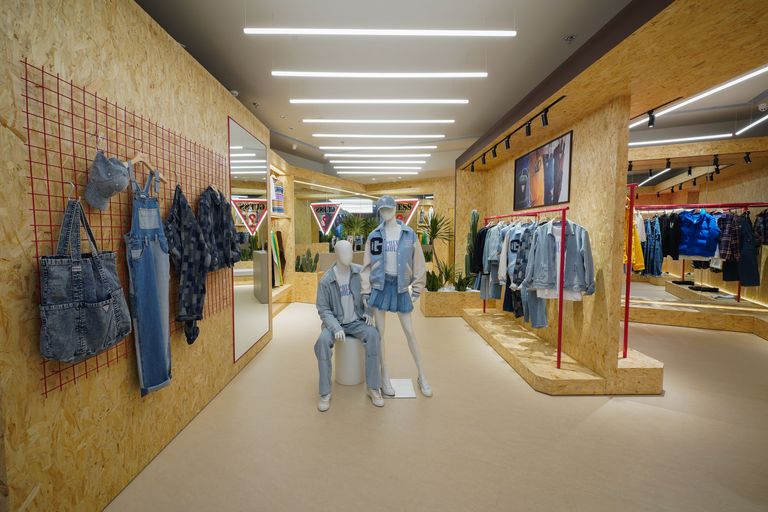 GUESSORIGINALS国内首家门店闪现上海潮酷锋芒等你解锁