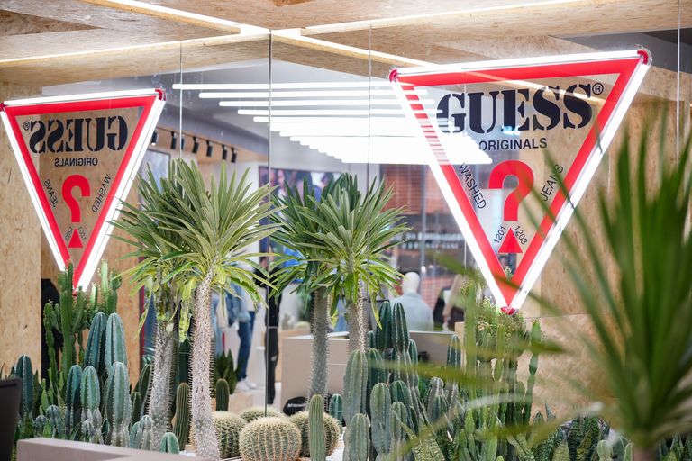 GUESSORIGINALS国内首家门店闪现上海潮酷锋芒等你解锁