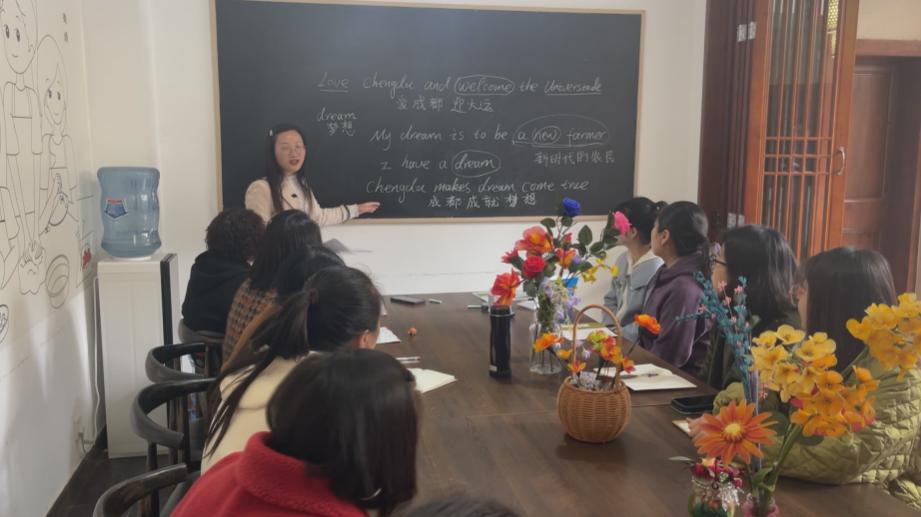 “瓦特”“喔可儿”齐上阵成都孃孃的大运会英语课太有趣