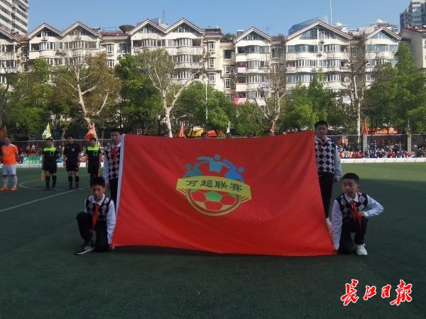 大人和小孩比赛踢球,大人和小孩踢球比赛