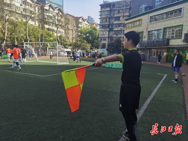 大人和小孩踢球比赛,大人和小孩比赛踢足球