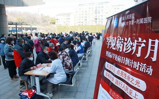 从一个人到两个人到一群人,从一群人到一个人独来独往