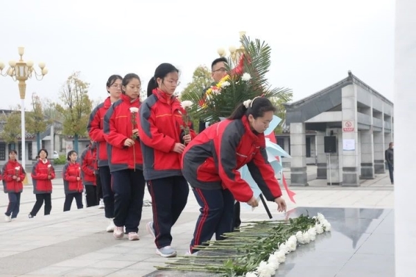 驻马店清明祭英烈视频,驻马店四中清明祭奠革命先烈