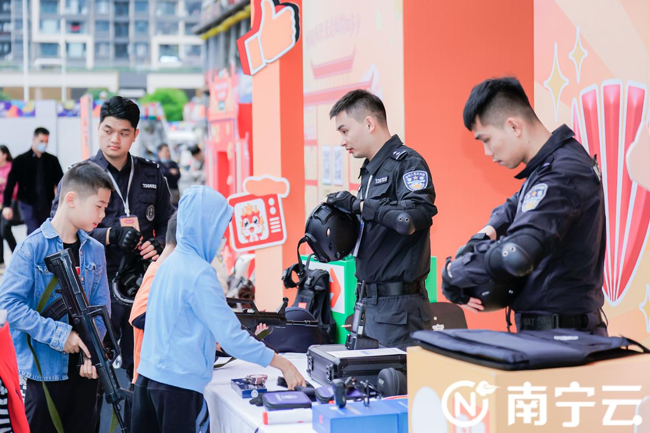 精彩生动的法治活动,广西南宁现场普法