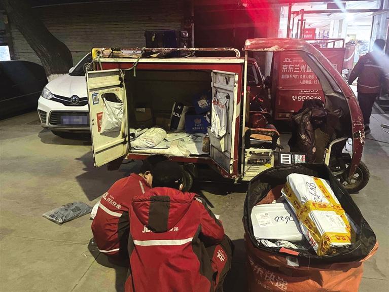 当快递员验货时看见保密发货,当快递员看到保密发货