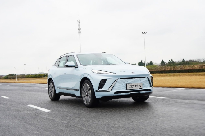 燃油车初次体验新能源车感受,燃油版混动版驾驶体验