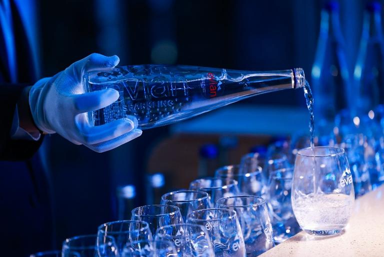 依云矿泉水高级感,依云天然矿泉水运动版