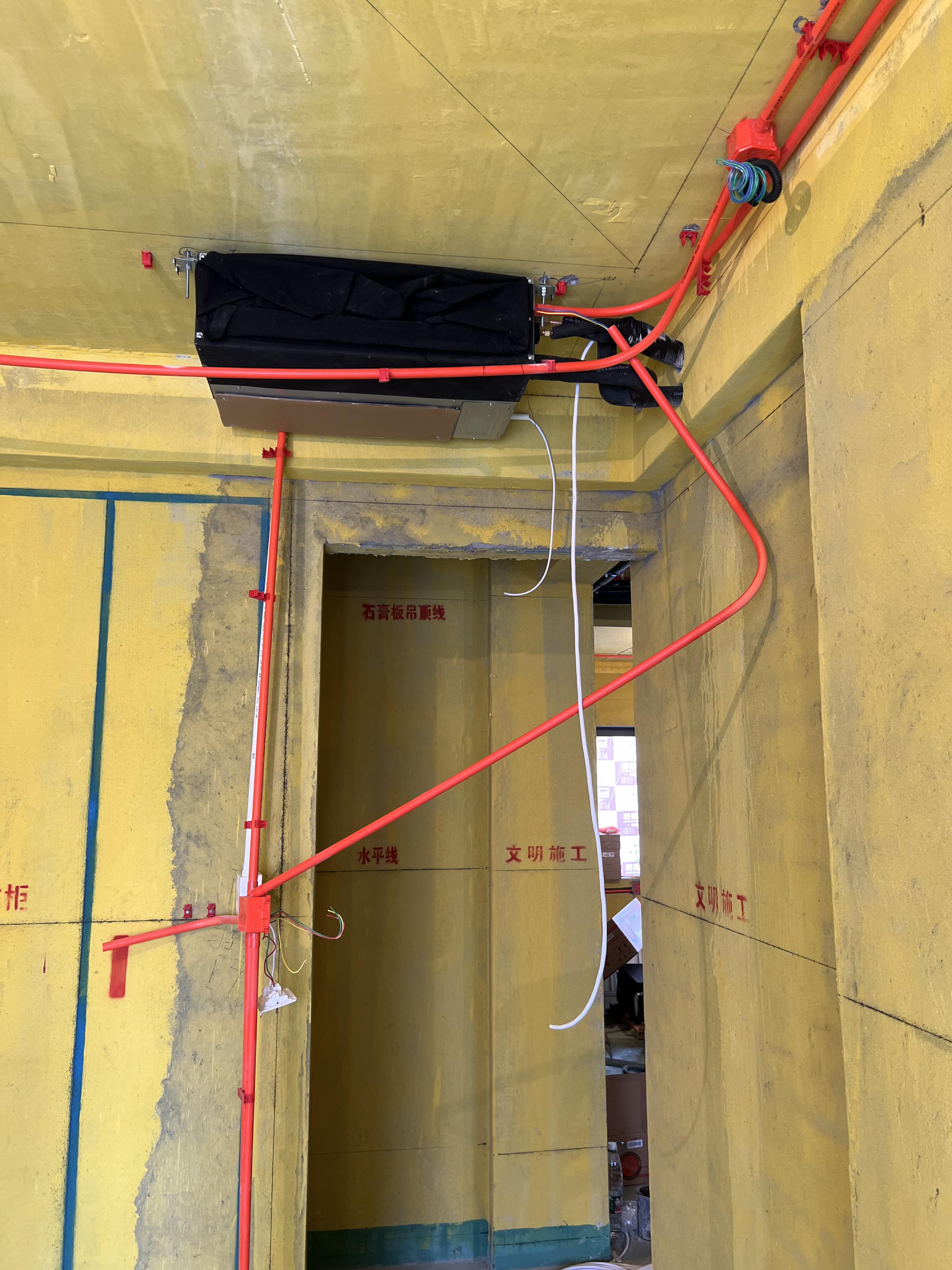 吴女士房子装修,装修导致楼上墙裂