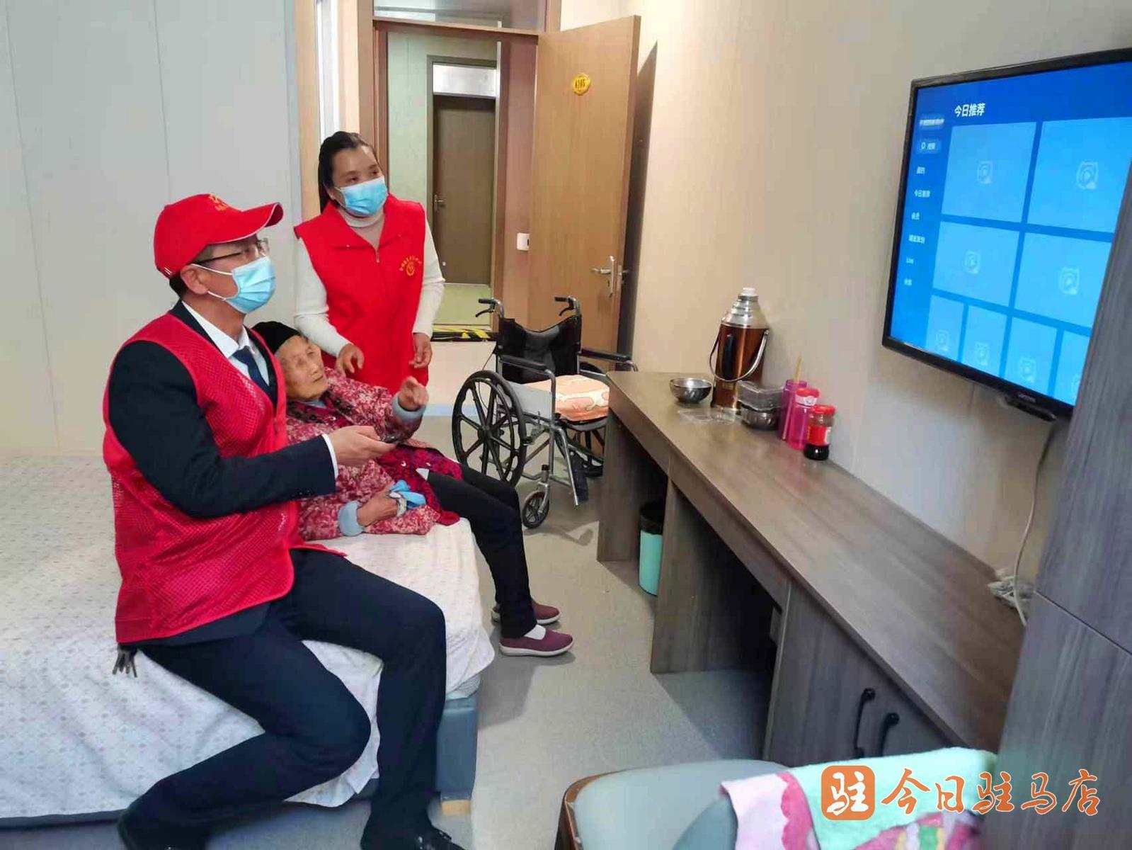 学雷锋青年志愿者进敬老院,志愿者走进敬老院情暖老人心