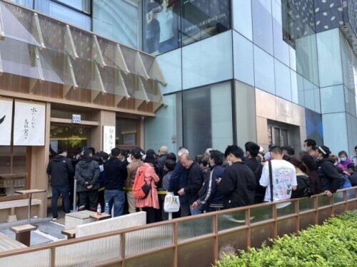一条吐司被炒到300元？记者现场探访：保安吐槽、店员无奈、路人不解