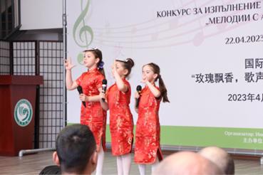 中外友人齐聚,中外友人共同体验传统文化