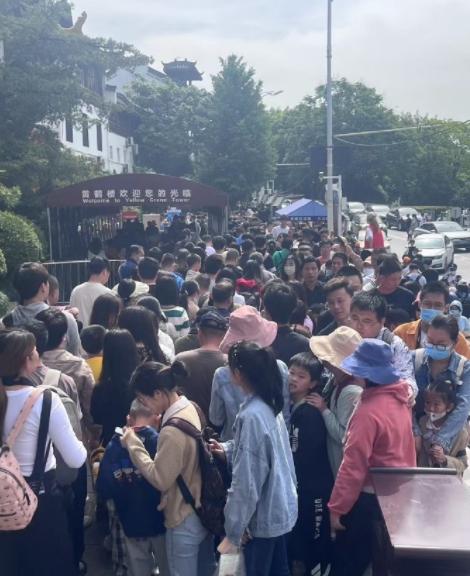 “人人人人你人人人人”上热搜，网友：假期才第2天已经玩累了