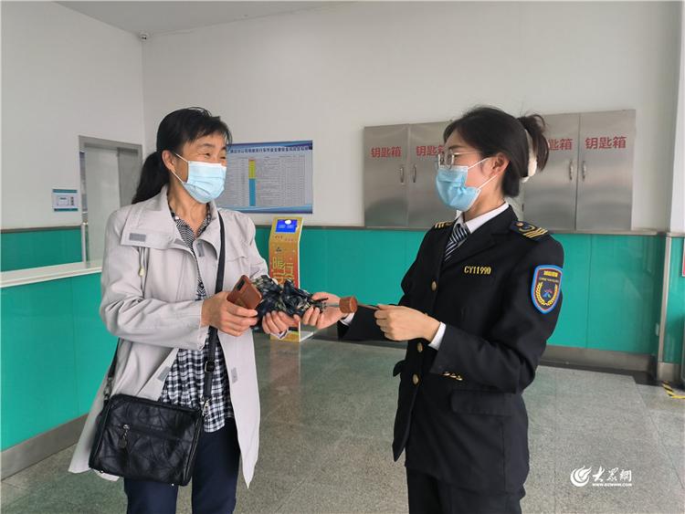 青岛温馨巴士乘客,青岛交运温馨巴士免费发放