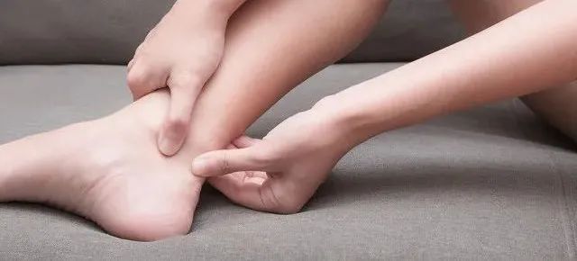 跟腱明明很长但是爆发力很弱,跟腱断裂运动时的表现