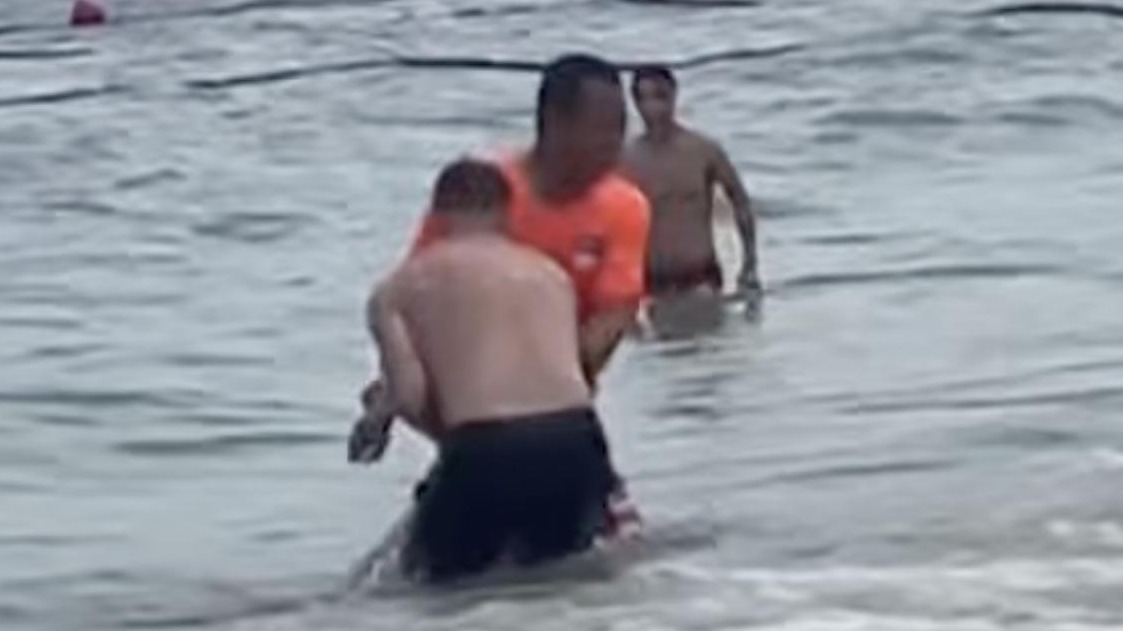 大梅沙老外救人,大梅沙救落水者