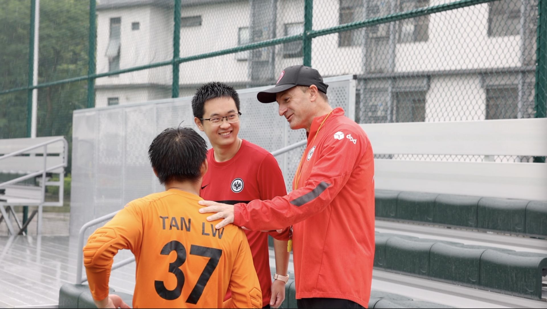 大梅沙老外救人,大梅沙救落水者