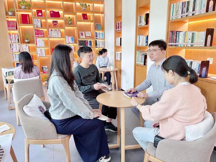 青春建功强行有我南京银行杭州余杭支行团支部组织青年员工座谈会