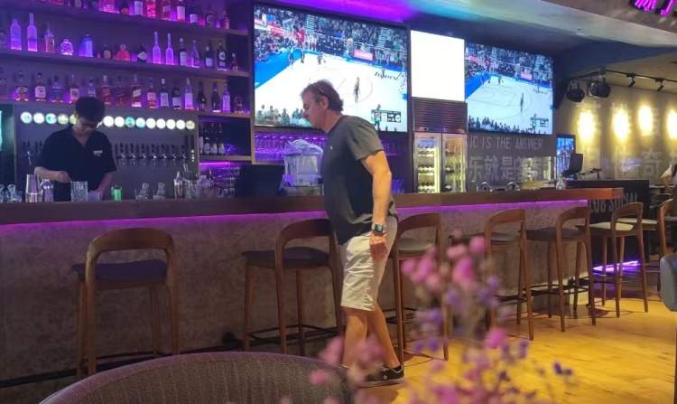 这个在上海开店20年的老外，进行了一次豪赌|“开洋荤”1