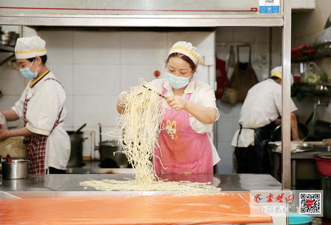 我在十堰有家店|开早餐店10年从没涨过价她用勤劳的双手创造出一家人的幸福生活