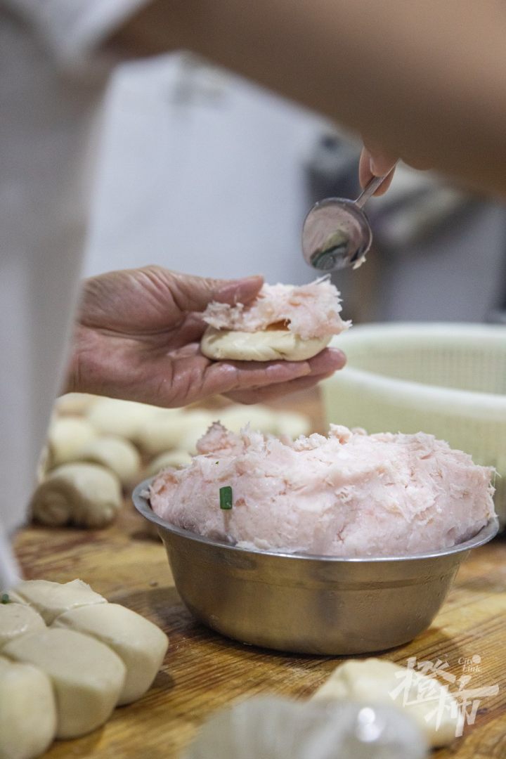 橙柿视觉丨杭州这家人均10元的烧饼油条店，凭什么能入选“米其林”？今早我们去探了探