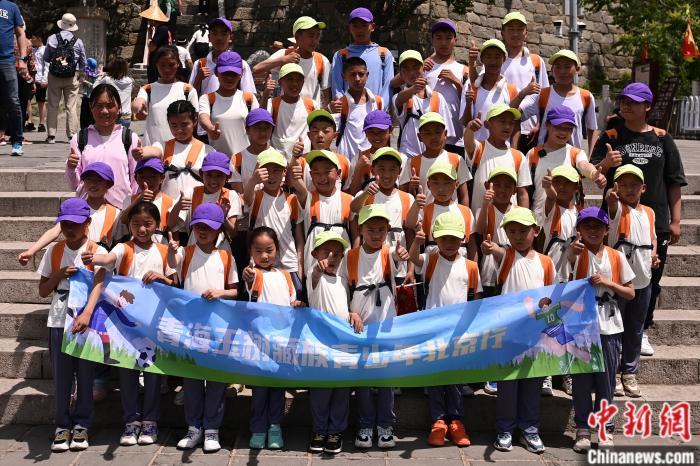 特写：一道彩虹下的40名藏族孩子北京行