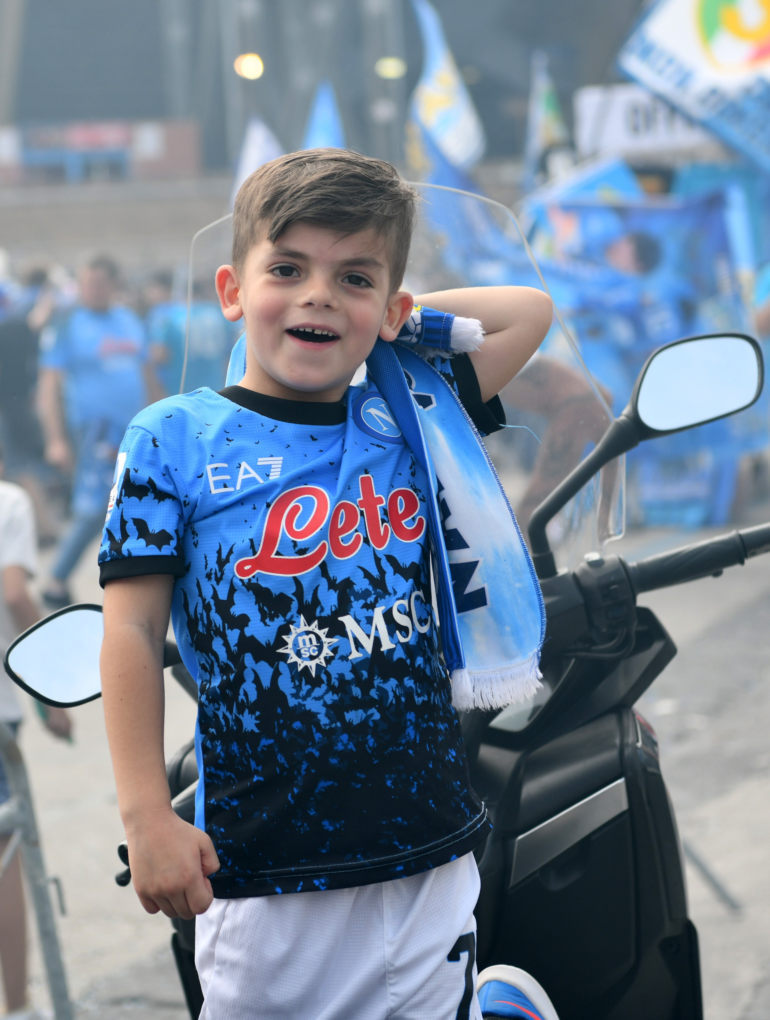 那不勒斯意甲夺冠当地球迷庆祝,22-23意甲冠军那不勒斯