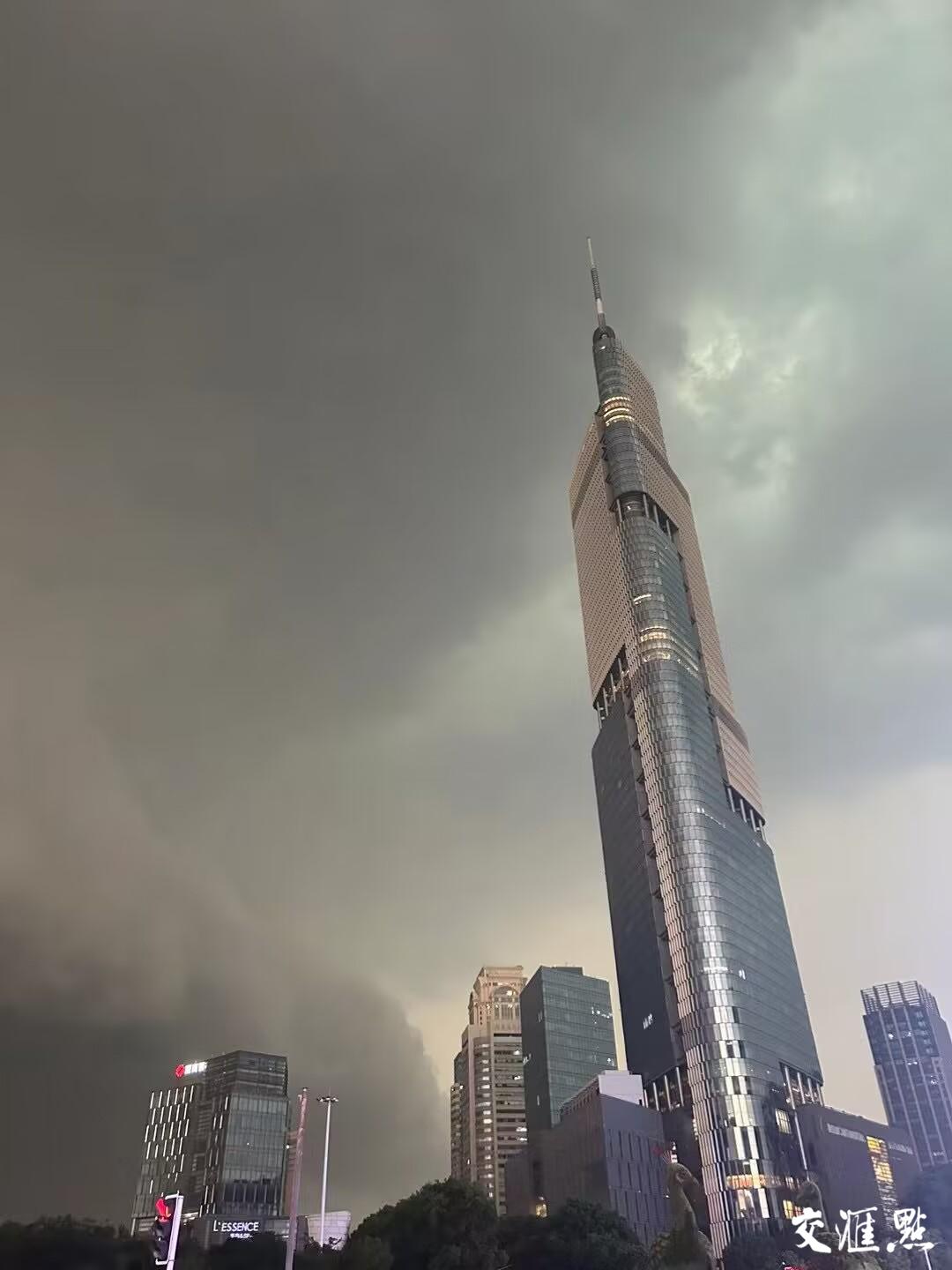 江苏遭超强龙卷风冰雹突袭,今明两日14省将迎8级以上雷暴大风