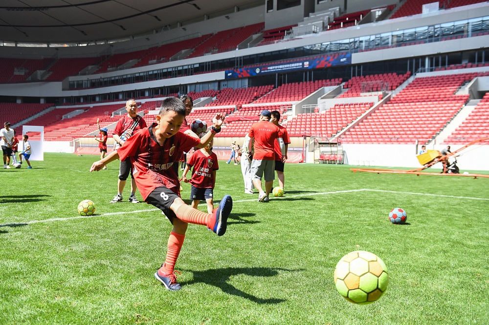 零距离感受球队的“新家”，海港球迷嘉年华暨年轮基金捐赠仪式举行