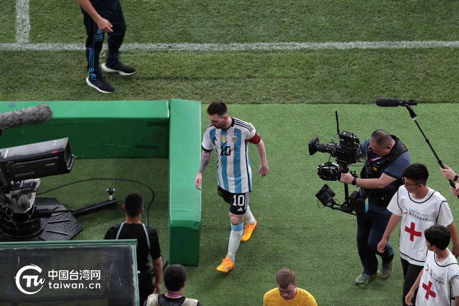 梅西闪击阿根廷半场1-0领先,梅西在阿根廷的霸气时刻