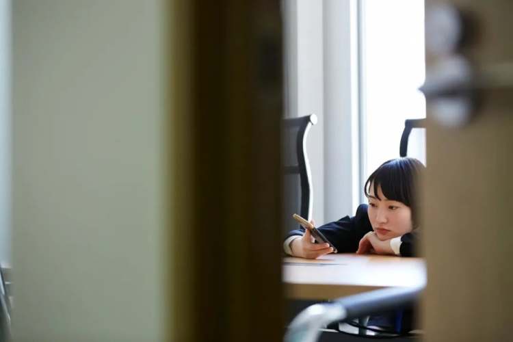 抱梅西的小伙子有没有被处罚,拥抱梅西的小伙子犯了什么罪