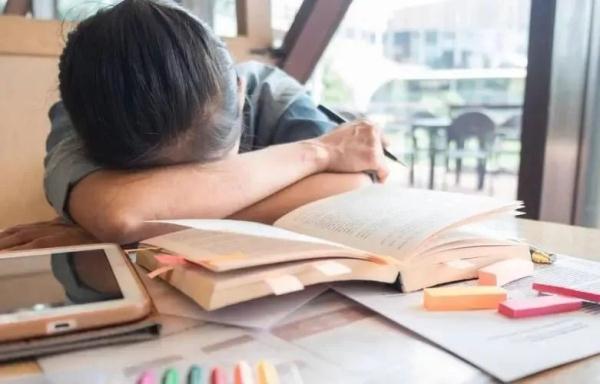 趴着午睡会造成哪些危害,趴着午睡起来背很痛