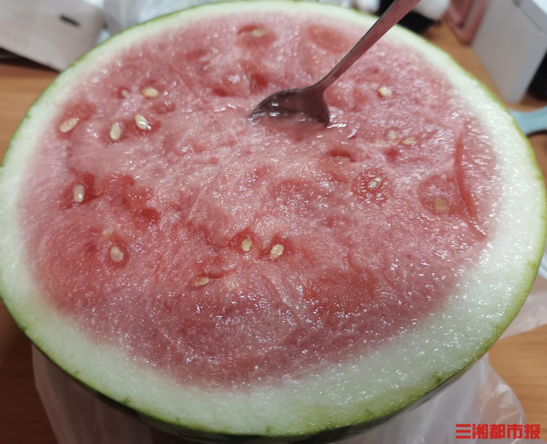 吃隔夜西瓜引发脑膜炎,老人吃冰冻西瓜中毒