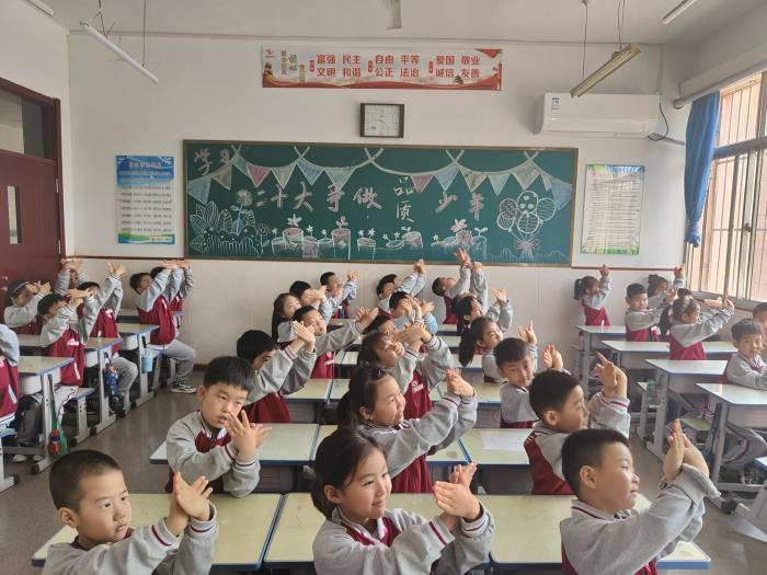 滨州第二实验小学体育舞蹈,滨海实验小学课桌舞