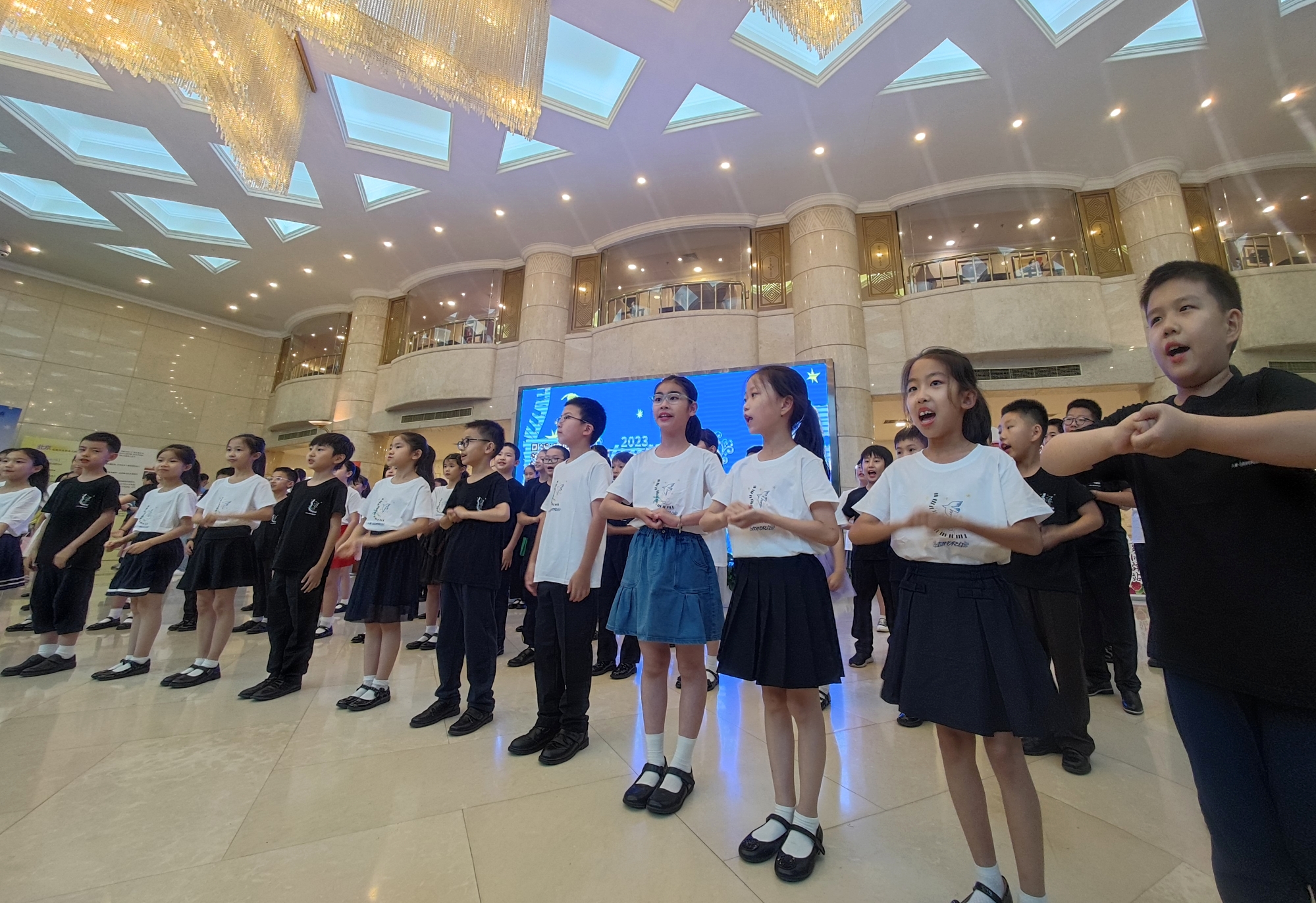 “打开艺术之门”30周年音乐中启幕，创始人谭利华希望50年时还能执棒！