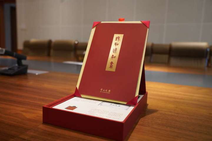 三所高校录取通知书让人耳目一新,2022年各高校录取通知书排名