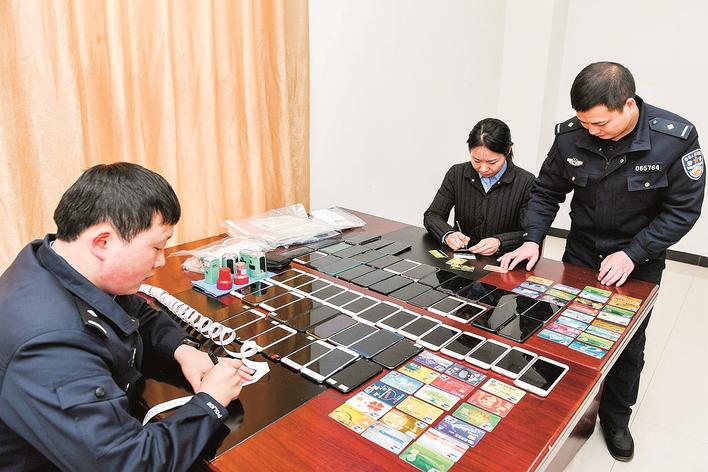 警方打掉一跨境赌博犯罪集团,襄阳保康赌博窝点抓捕现场