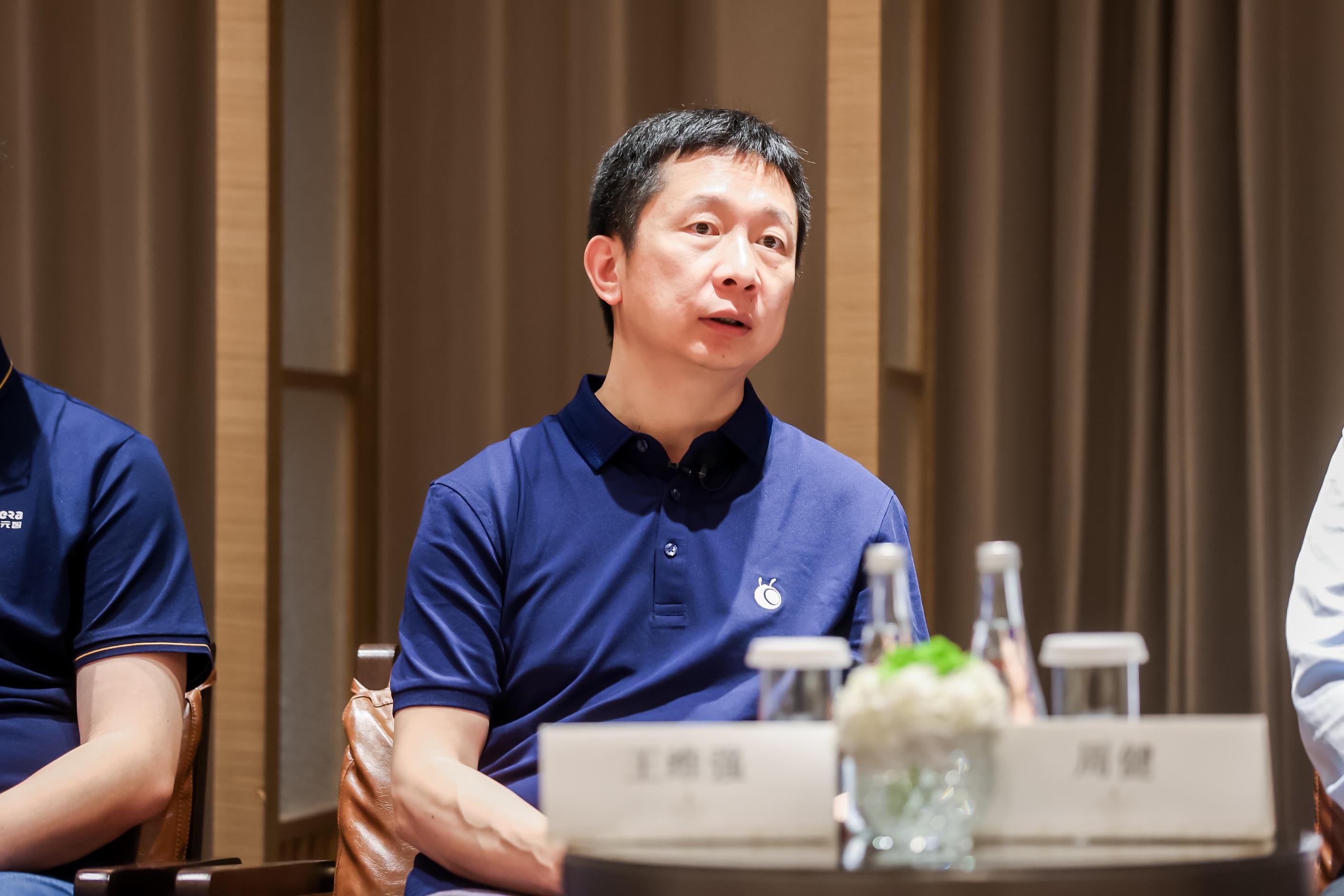 WAIC财经下午茶：AI大模型发展风起云涌技术进步与安全伦理并重而行|直击WAIC2023