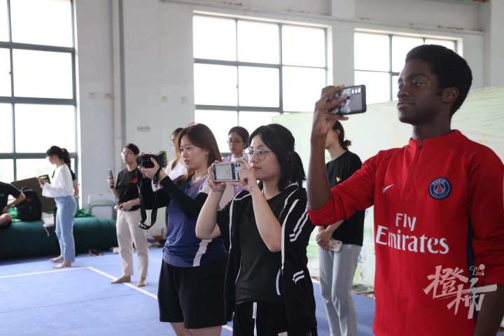 世界冠军教拳，顶级场馆打球，浙大亚运国际播报团：就地取材都是好故事！