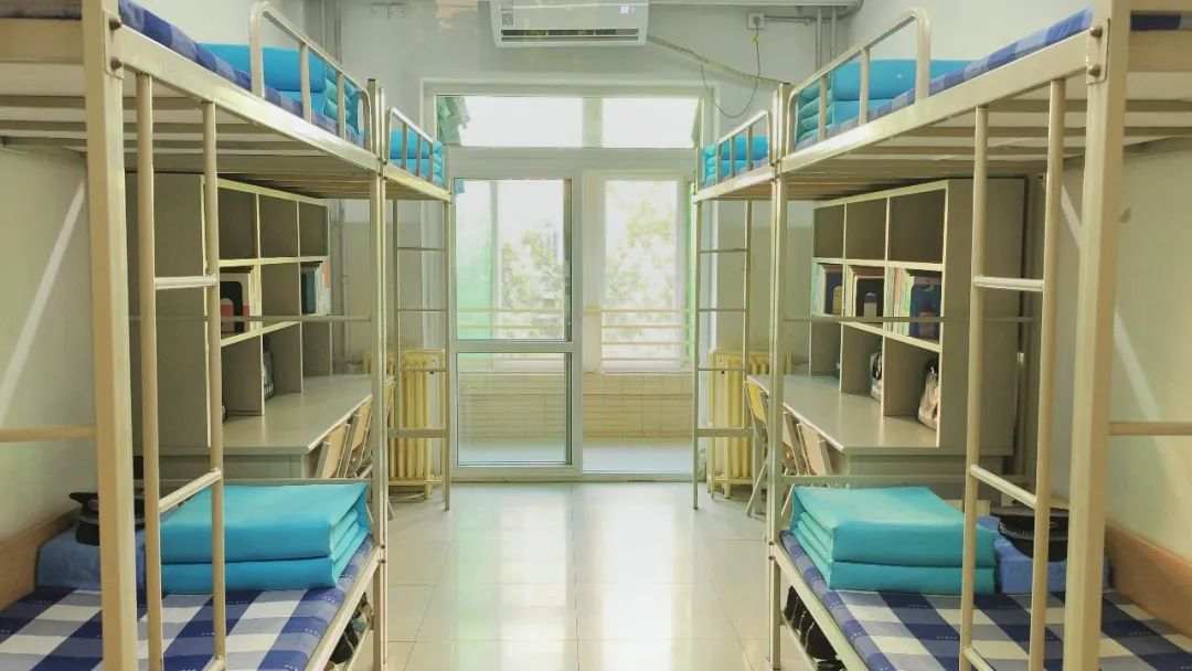 一个宿舍三个退役军人，剩下那位：“你感动吗？我不敢动！”