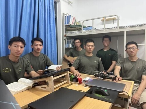 一个宿舍三个退役军人，剩下那位：“你感动吗？我不敢动！”