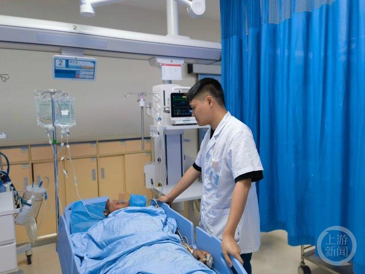 突发昏迷全身无力手部僵硬抽搐,四肢抽搐发烧