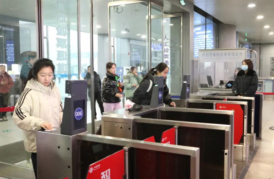 太原火车站迎来学生客流高峰站内全力服务学生旅客