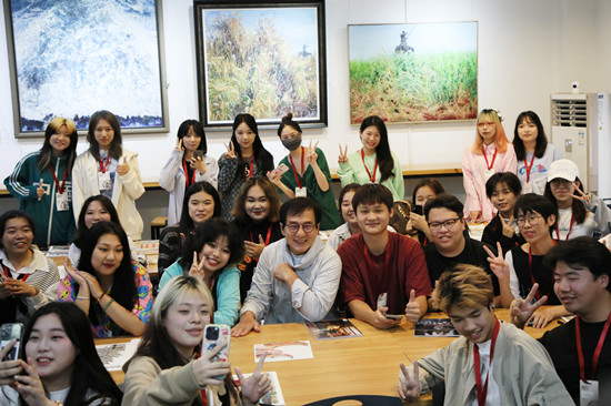 成龙明星人生经历,70岁的成龙回校参加公益活动