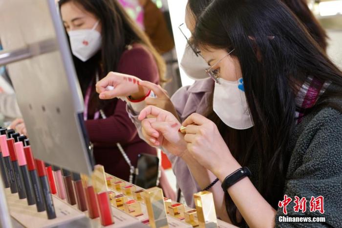 吃东西吃到口红有害吗,涂口红吃东西有害处吗