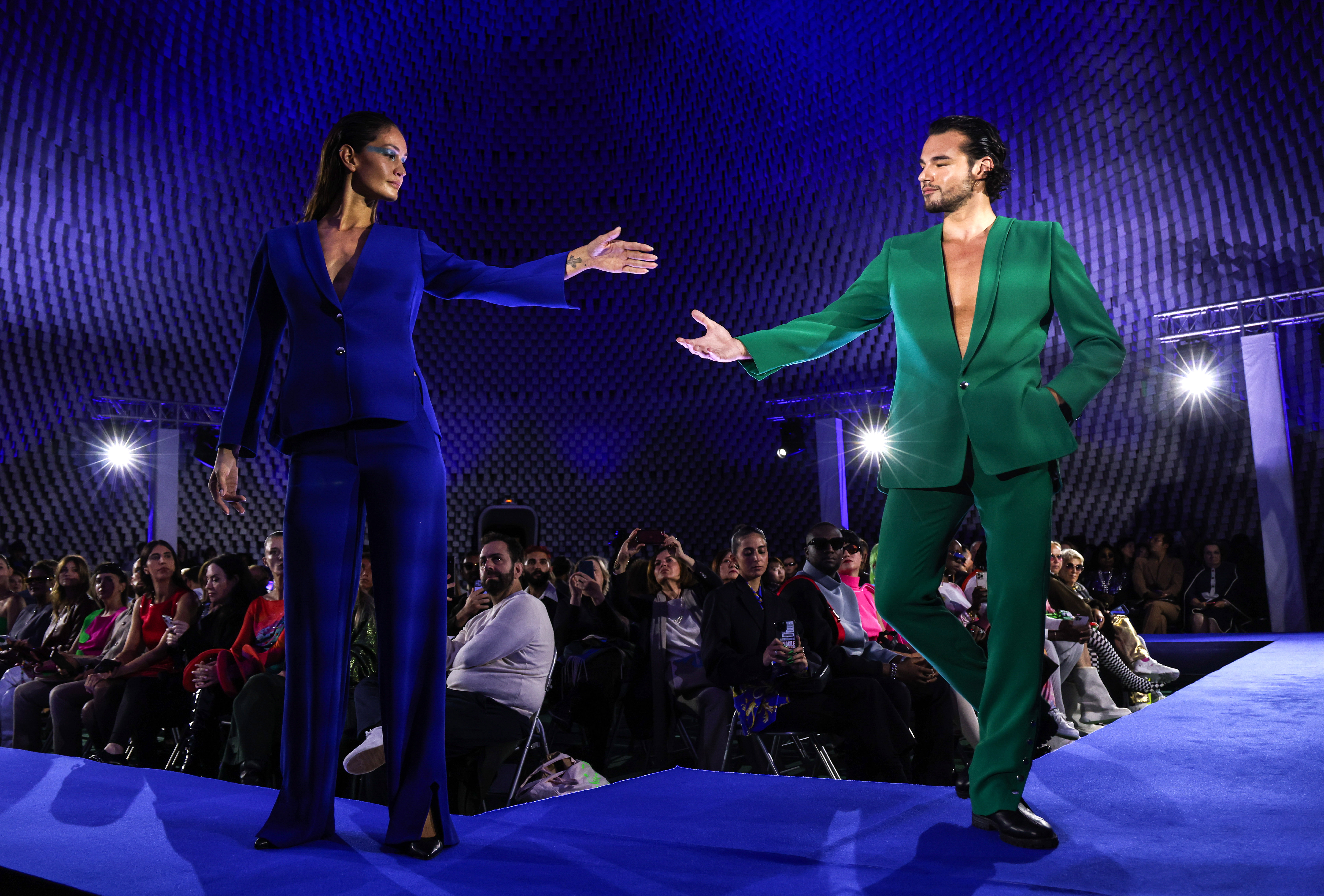 外代二线巴黎时装周,巴黎时装周皮尔卡丹品牌时装秀