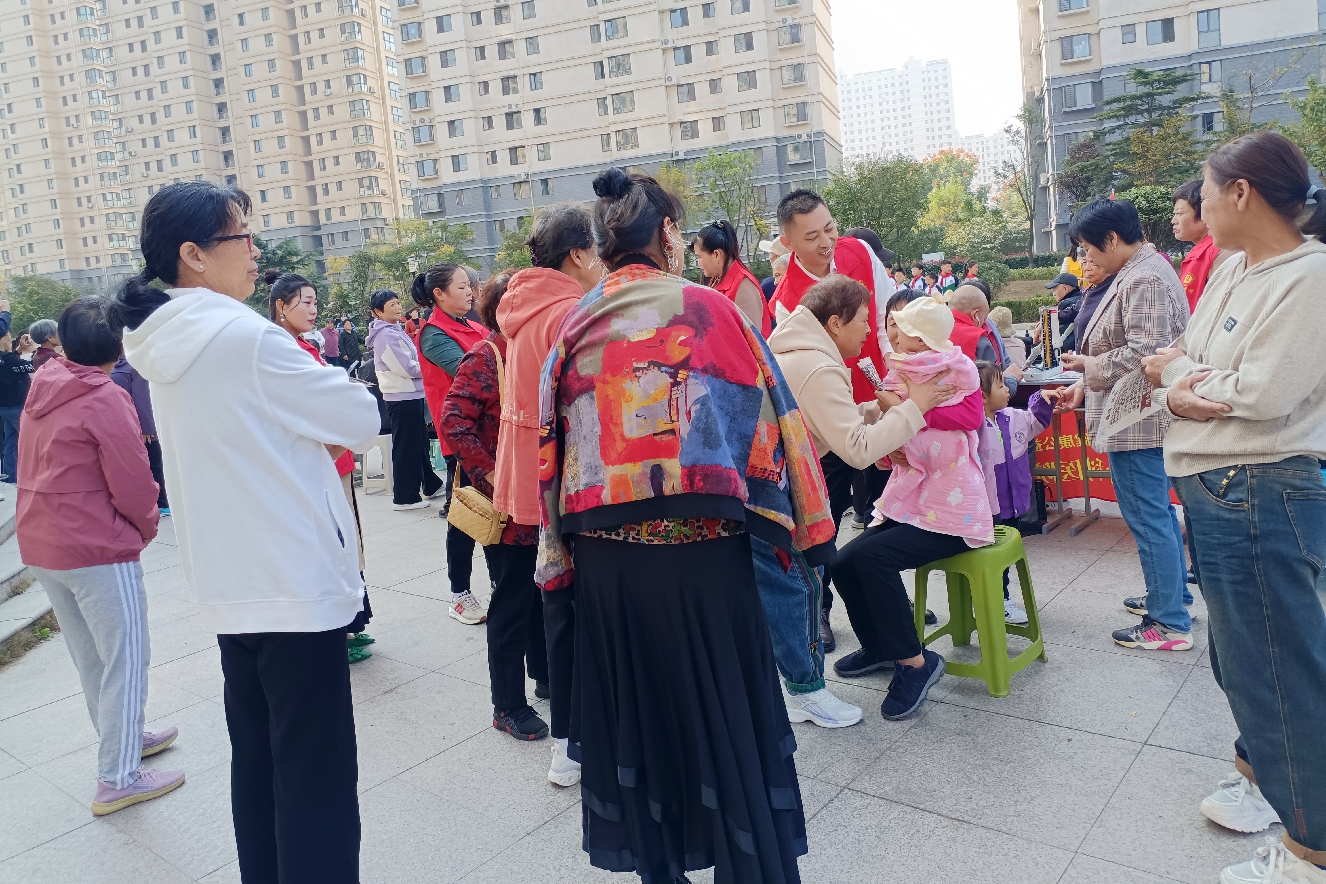 裕华堂孙氏骨科走进秦楼街道蓝天水岸社区开展“健康相伴、情暖重阳”活动