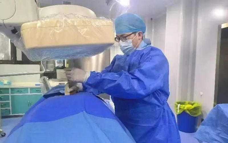 脸部一跳一跳的持续痛,面部跳动频繁怎么治